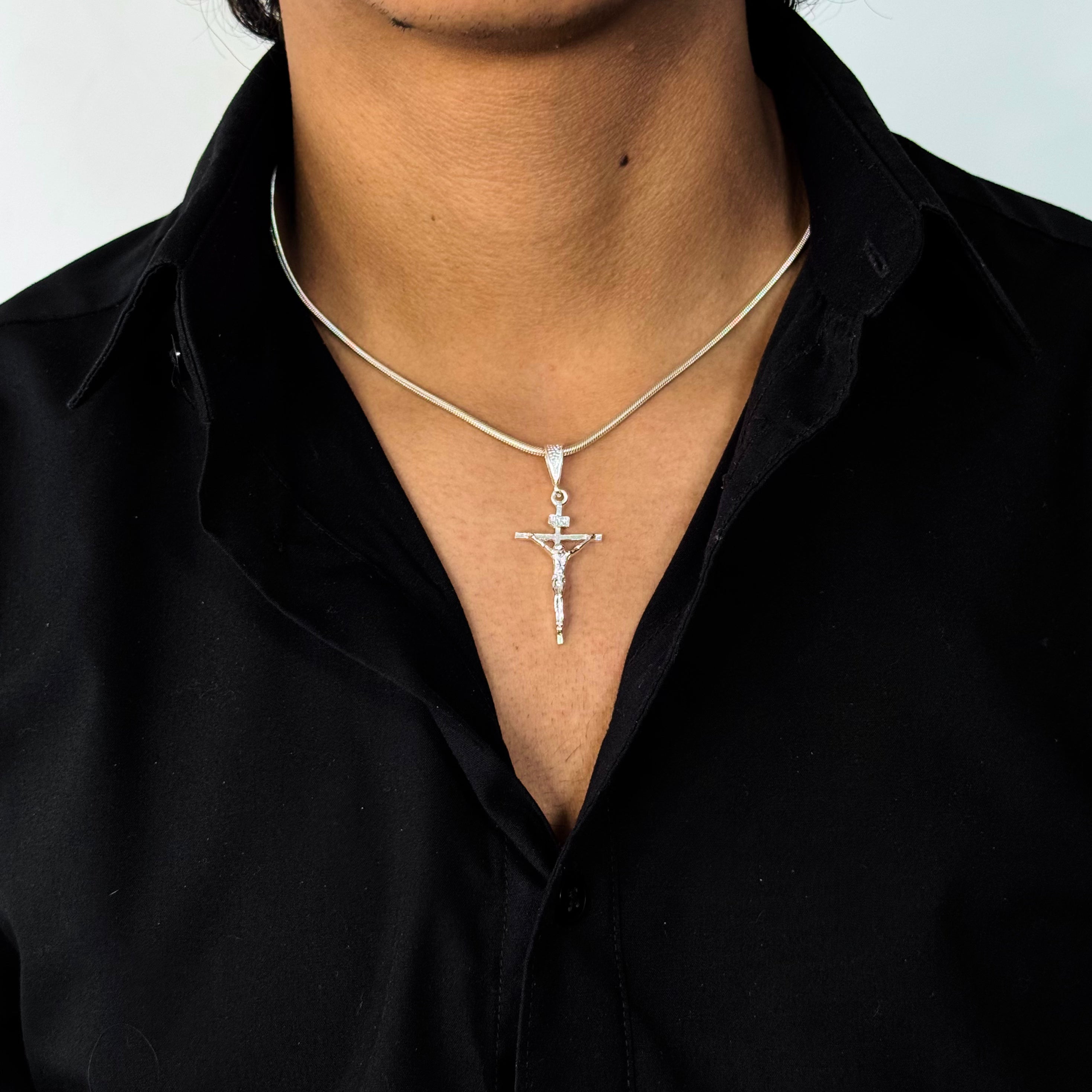 Dije Cruz de Clavos Pavé en Plata 925