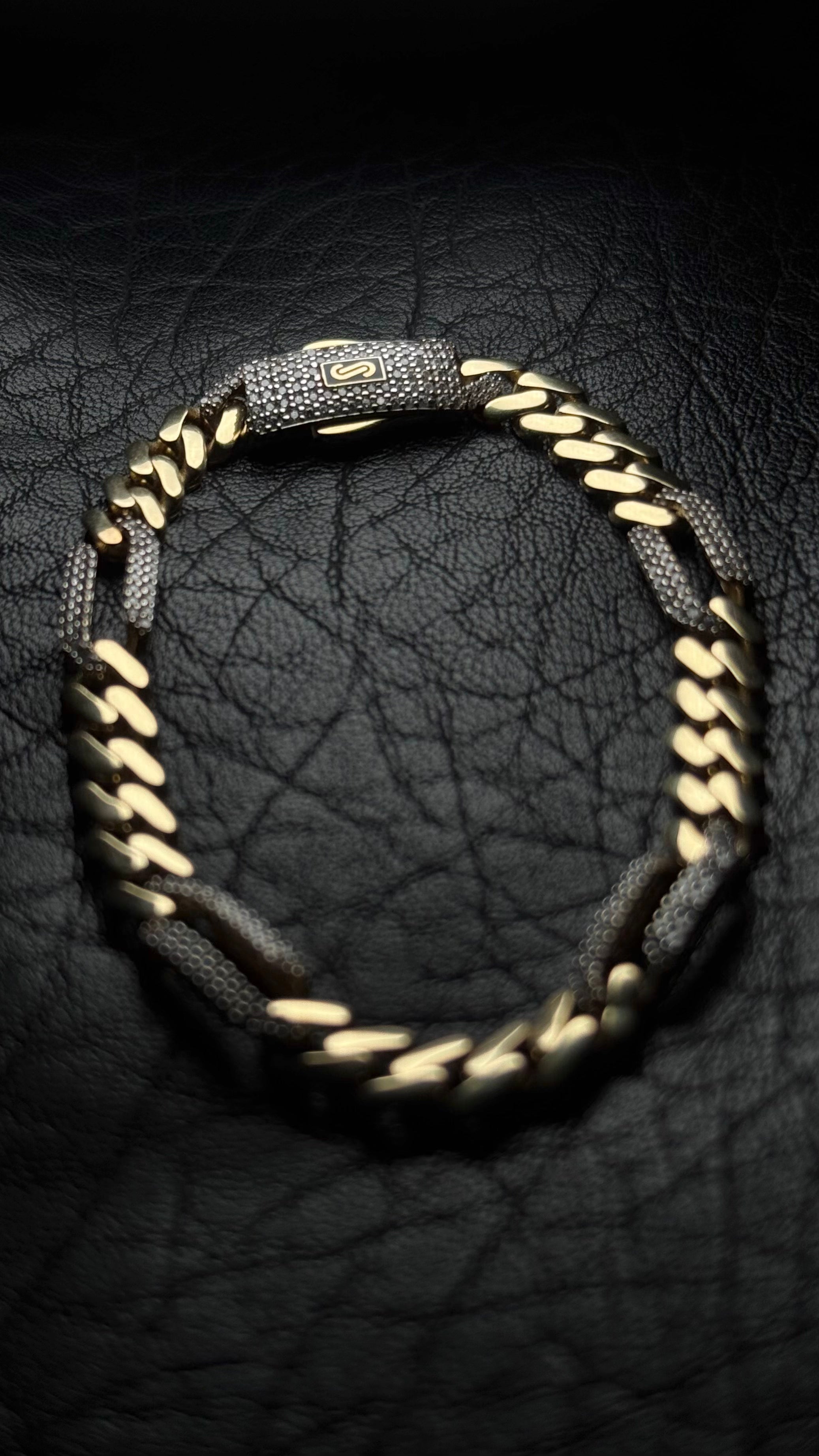 Brazalete Mónaco en Oro 10 Kilates y Pavé